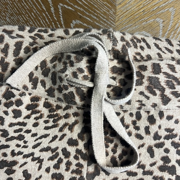 MONROW Leopard Movement Jogger in Ice Coffee XS - Picture 8 of 13